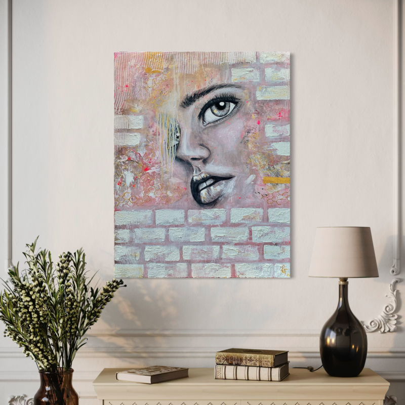 Abstraktes Kunstwerk mit Gesicht einer Frau in rosa, weiß und goldtönen von Georgia Thie
